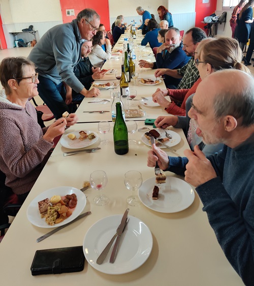 Pique Nique 2024 repas montrond le château énergie renouvelable citoyenne la fruitière à énergies