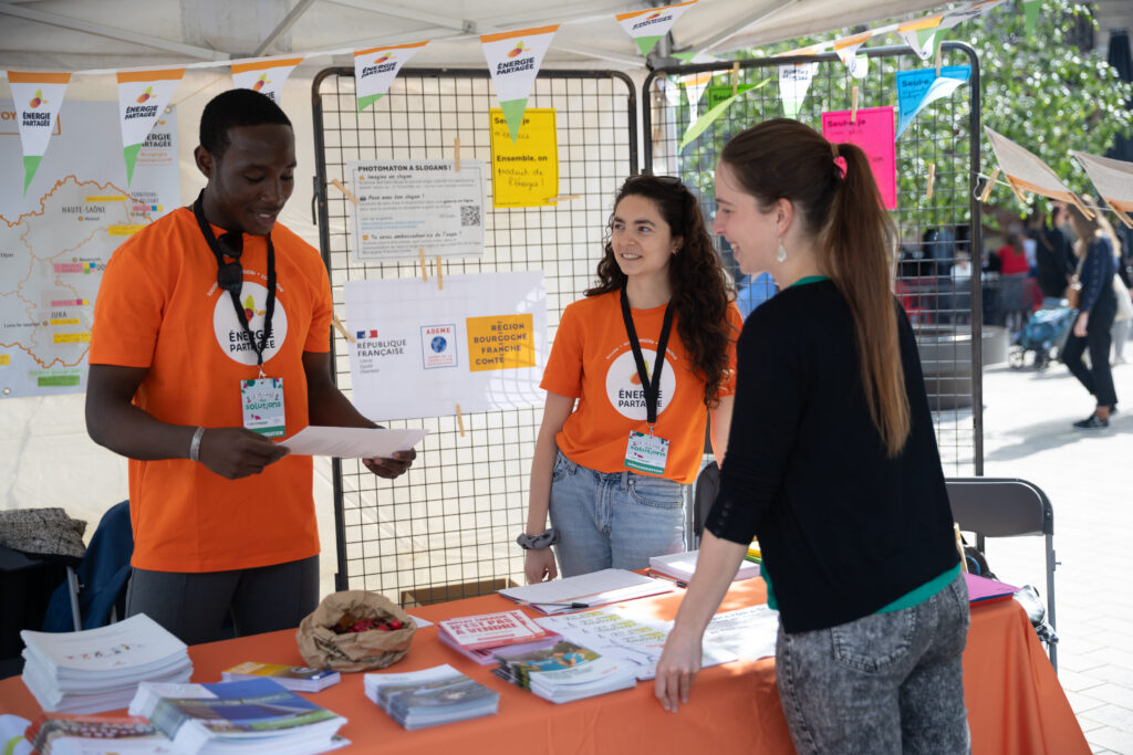 060626 10 13 19 stand energies partagees dijon 9354 [bd] © ludovic godard