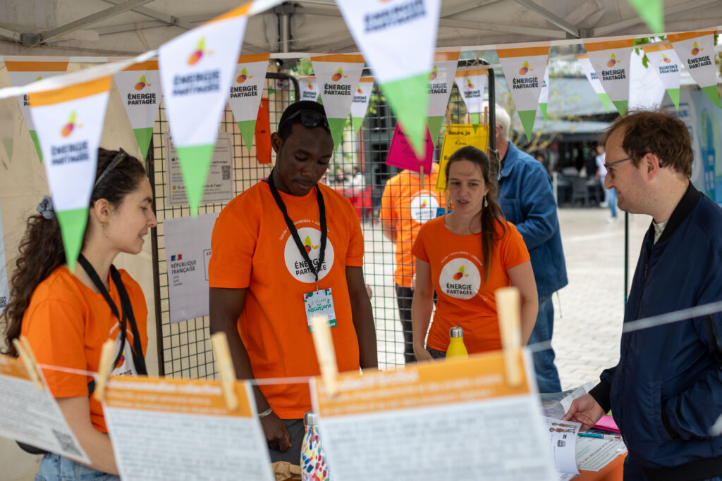 060626 13 28 48 stand energies partagees dijon 9931 [bd] © ludovic godard
